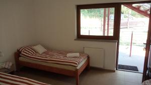 Tempat tidur dalam kamar di Bacówka Noclegi