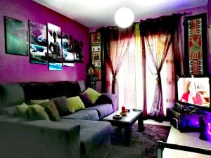 サンルーカル・デ・バラメダにあるLa Casita Del Indioの紫色のリビングルーム(ソファ、テーブル付)