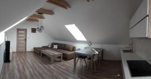 sala de estar con sofá y mesa en Apartmán ZA-KA 1 ubytování Litovel en Červenka