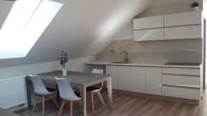 Eldhús eða eldhúskrókur á Apartmán ZA-KA 1 ubytování Litovel
