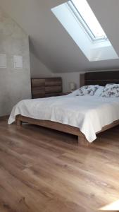 Rúm í herbergi á Apartmán ZA-KA 1 ubytování Litovel