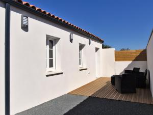 Casa blanca con terraza y ventanas en Hameau Colbert - 3km du PuyduFou en Les Épesses