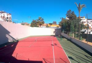 Tenis lub squash w obiekcie Home Star lub w pobliżu