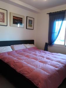 ラ・カラ・デ・ミハスにあるEl Tomillarのベッドルーム1室(大型ベッド1台、窓付)