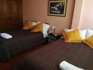 Cama o camas de una habitación en Chapelet Hostal