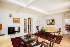 uma sala de estar com um sofá e uma mesa em Sra da Oliveira Solar Heritage em Leiria