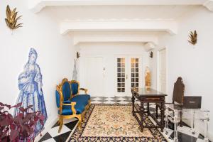 uma sala de estar com mesa e cadeiras em Sra da Oliveira Solar Heritage em Leiria