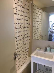 a bathroom with handwritten notes on the wall at 629 Serrano in Buenos Aires +34 photos