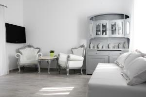 - un salon avec un canapé, des chaises et une table dans l'établissement Natalie's Suite, à Belgrade