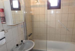 Koupelna v ubytování Carabelli Propiedades + 33 fotografií