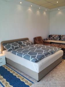 una camera con un grande letto e un divano di Prenociste Orhideja a Odžak