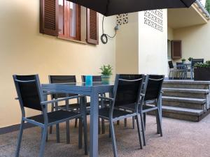 a blue table with chairs and an umbrella at Casa Coromines in Alcudia