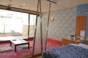 um quarto de hotel com uma cama e uma mesa em Hotel Silk no Mori (Adult Only) em Tosu