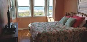 A bed or beds in a room at Blue Crab Cove