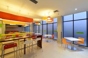 Veitingastaður eða matsölustaður á POP! Hotel BSD City Tangerang