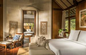 Postel nebo postele na pokoji v ubytování Four Seasons Resort Bali at Jimbaran Bay