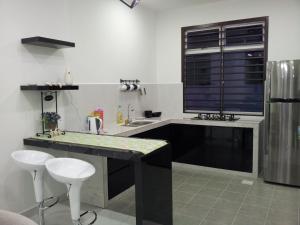 Virtuve vai virtuves zona naktsmītnē Ahnaf Homestay Bandar Penawar Desaru