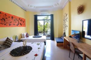 Habitación de hotel con 2 camas y TV en Central Privilege Hotel, en Siem Reap