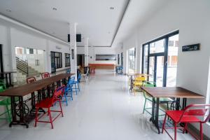 Restaurace v ubytování RedDoorz Plus near Kualanamu Airport Medan + 21 fotografií