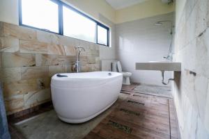 Koupelna v ubytování RedDoorz Plus near Kualanamu Airport Medan