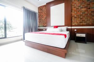 Tempat tidur dalam kamar di RedDoorz Plus near Kualanamu Airport