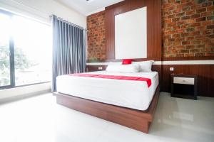 Postel nebo postele na pokoji v ubytování RedDoorz Plus near Kualanamu Airport Medan