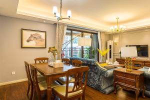 sala de estar con mesa y sofá en Changsha Yuelu·Meixi Lake· Locals Apartment 00165310, en Changsha