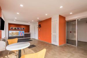 TV a/nebo společenská místnost v ubytování Motel 6-Schenectady, NY