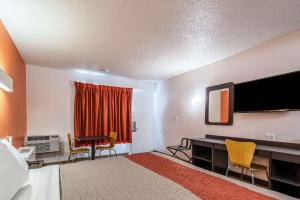 TV a/nebo společenská místnost v ubytování Motel 6-Schenectady, NY