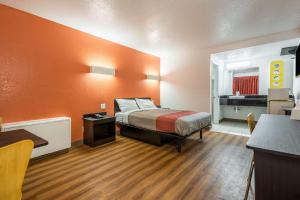 Postel nebo postele na pokoji v ubytování Motel 6-Schenectady, NY