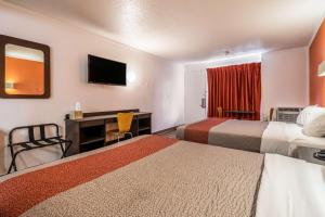 Tempat tidur dalam kamar di Motel 6-Schenectady, NY