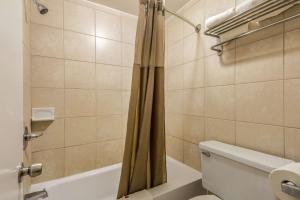 Koupelna v ubytování Motel 6-Schenectady, NY