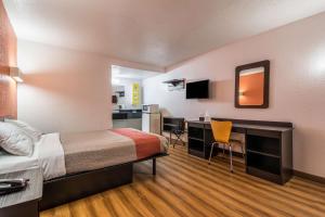 TV a/nebo společenská místnost v ubytování Motel 6-Schenectady, NY