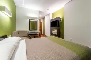 Un pat sau paturi într-o cameră la Motel 6-Mankato, MN