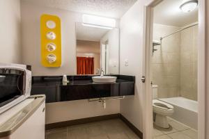 Koupelna v ubytování Motel 6-Schenectady, NY