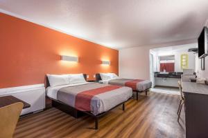 Postel nebo postele na pokoji v ubytování Motel 6-Schenectady, NY