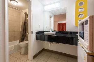Koupelna v ubytování Motel 6-Schenectady, NY