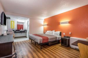 Postel nebo postele na pokoji v ubytování Motel 6-Schenectady, NY