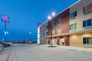 un hôtel avec un parking en face dans l'établissement Motel 6 Fort Worth, TX - North - Saginaw, à Fort Worth