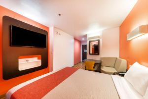 Tempat tidur dalam kamar di Motel 6 Fort Worth, TX - North - Saginaw