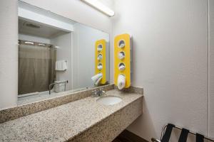 Ένα μπάνιο στο Motel 6-Parkersburg, WV +42 φωτογραφίες
