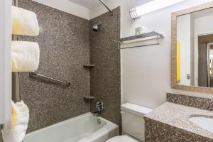 bagno con vasca, lavandino e servizi igienici di Motel 6-Petersburg, VA - Fort Lee a Petersburg