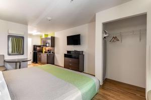 une chambre d'hôtel avec un lit et une cuisine dans l'établissement Studio 6-San Marcos, TX, à San Marcos