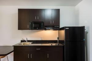 Kuchyň nebo kuchyňský kout v ubytování Studio 6-Mccarran, NV - Sparks - Tahoe - Reno Industrial Center