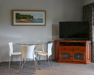 A television and/or entertainment centre at Two Tuis Accomodation