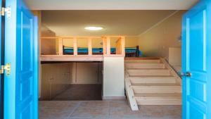 ハルキにあるAmazing House in Halkiの二段ベッドが2つある部屋
