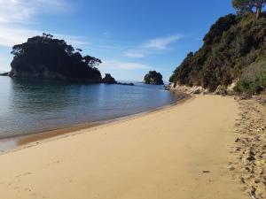 einen Strand auf der Koron-Insel in Koronilippinen in der Unterkunft Two Tuis Accomodation in Kaiteriteri