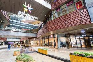 an empty shopping mall with a star on the ceiling at Wuhan Wuchang·Star City· Locals Apartment 00121940 in Wuhan