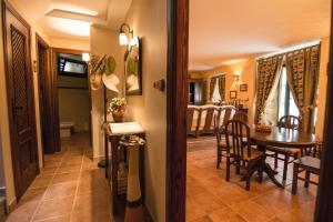 a kitchen and dining room with a table and chairs at Casa Puertas in Oia