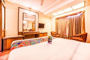 Postel nebo postele na pokoji v ubytování Hotel Gandharva Shivajinagar